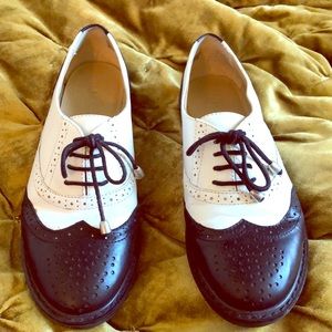 Classic leather saddle shoes